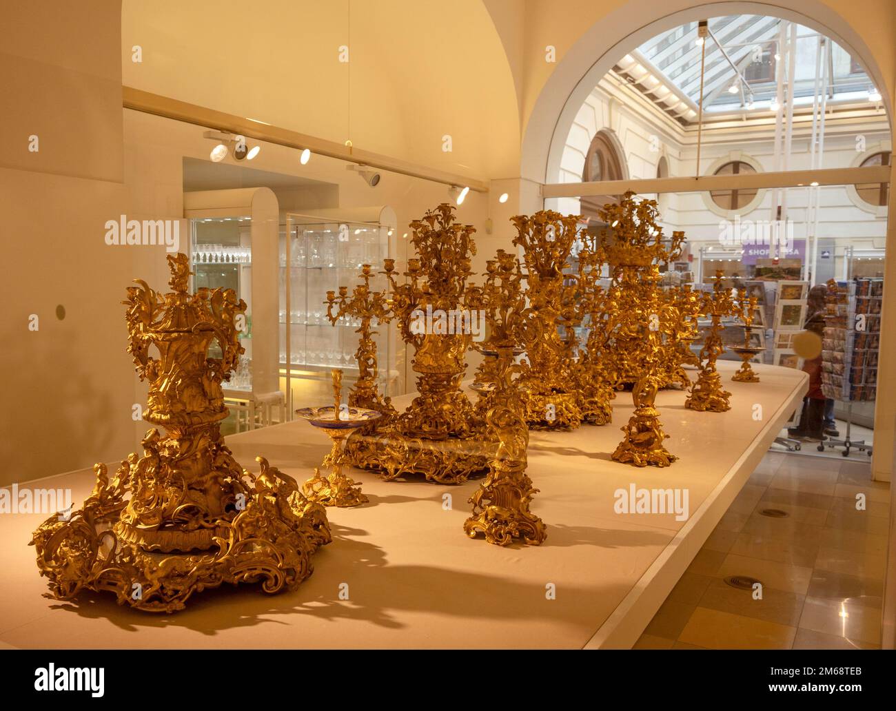 Blick auf das Sisi-Museum mit extravagantem Silber-, Porzellan- und Glasgeschirr, das einst für das Abendessen am Kaiserhof in Wien verwendet wurde Stockfoto