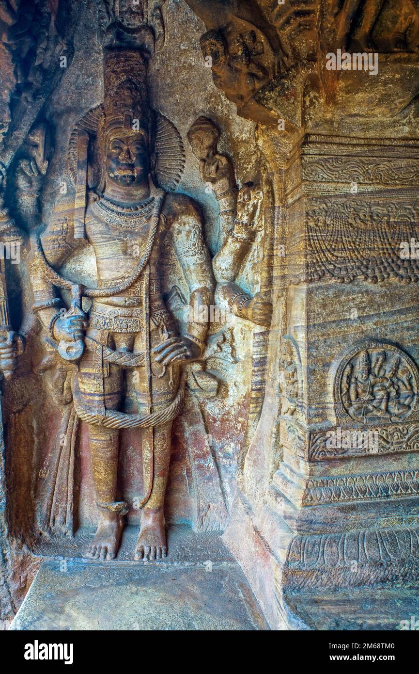 06 07 2008 das Wächterhilfswerk in der Höhle zwei wurde Ende des 6. Jahrhunderts erbaut und Vishnu, Badami, Karnataka, Indien gewidmet Stockfoto