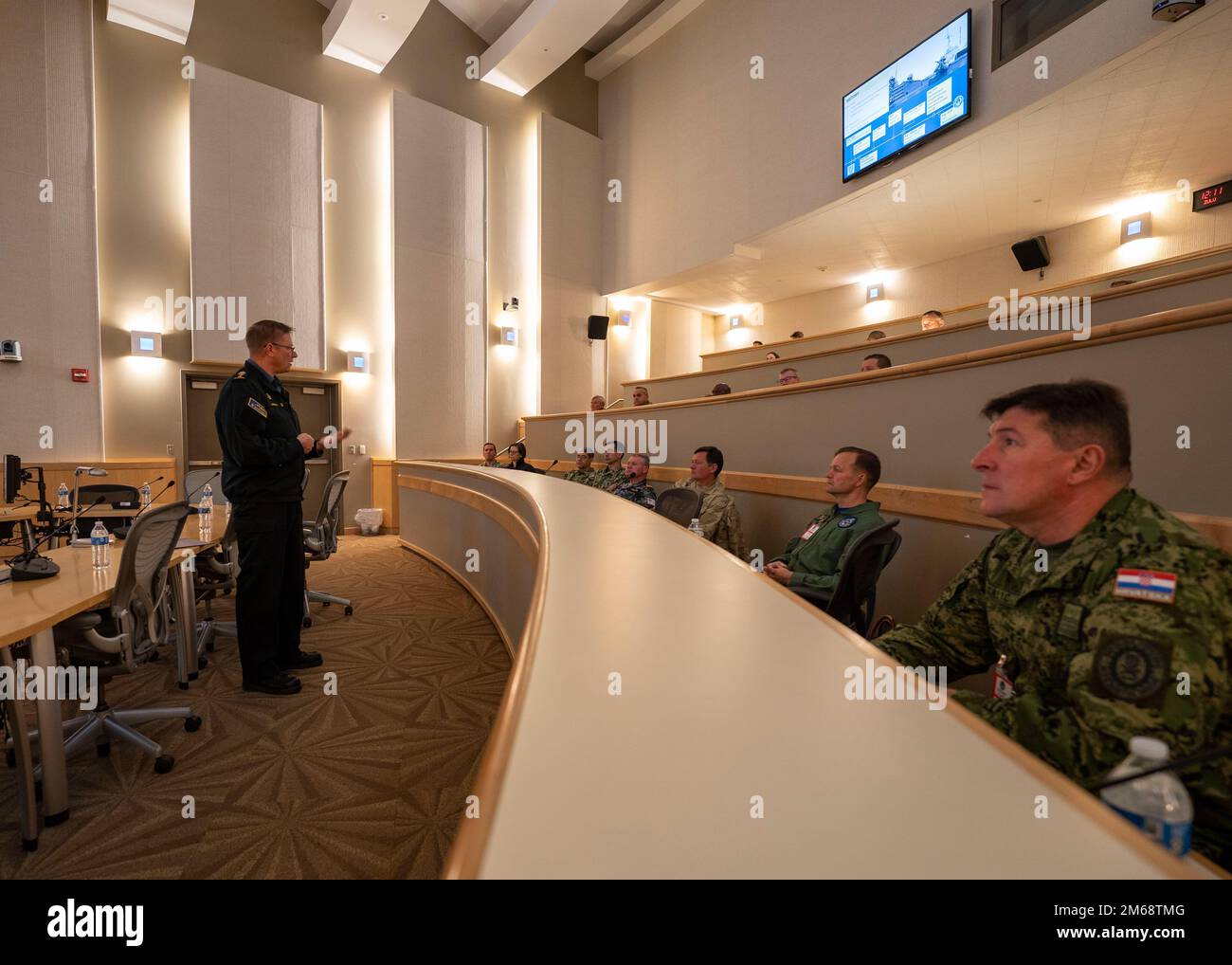 NORFOLK (20. April 2022) - Canadian Rear ADM. Steven Waddell, Vice Commander, U.S. 2. Fleet, spricht über die Fähigkeiten der 2. Fleet aus verschiedenen Ländern, April 20. U.S. 2. Fleet entwickelt und beschäftigt Seestreitkräfte, die bereit sind, über mehrere Domänen im Atlantik und in der Arktis zu kämpfen, um den Zugang zu gewährleisten, Aggressionen abzuwehren und die Interessen der USA, Verbündeten und Partner zu verteidigen. Stockfoto