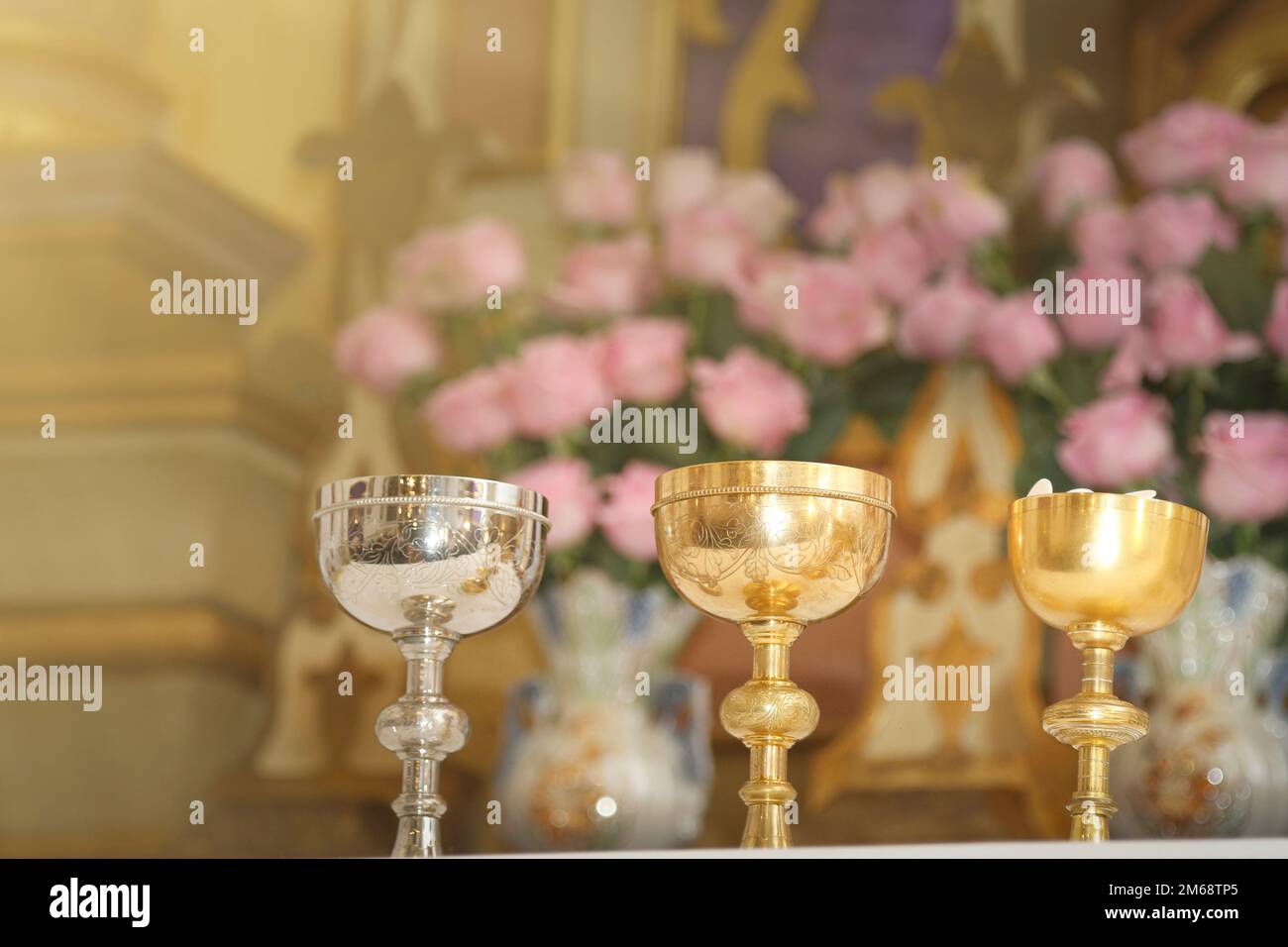 Kelch und Ambula auf dem Altar, Moment der heiligen Messe - Weihe von Brot und Wein im Leib und Blut Jesu - Heilige Hostie, liturgische obj Stockfoto