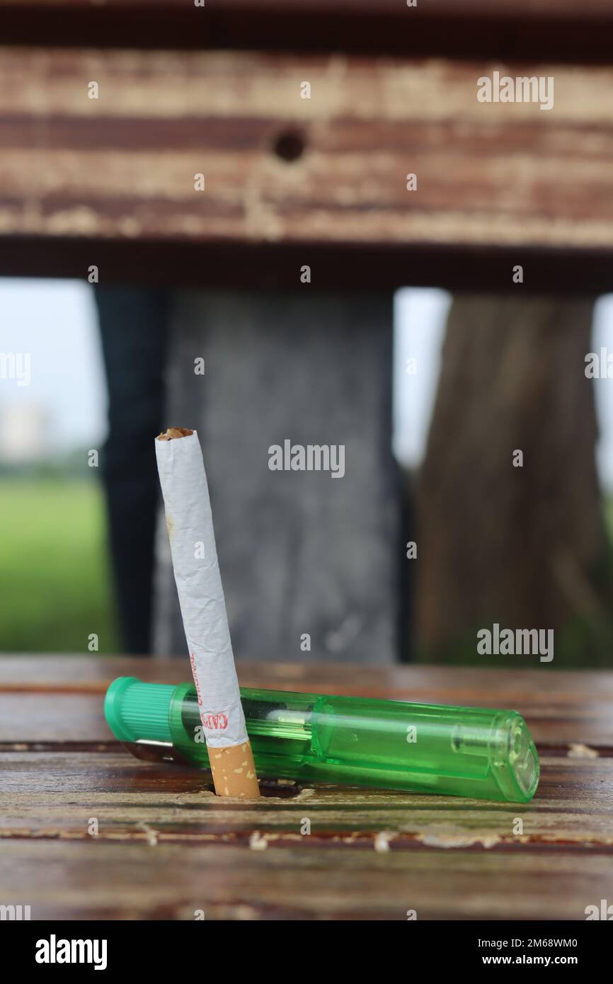 Die lebenszerstörende Sache. Zigarette schädigt die Lunge und auch die Umwelt. Das meistbenutzte Ding der Welt. Das Leben hacken Ding auf der Erde. Stockfoto