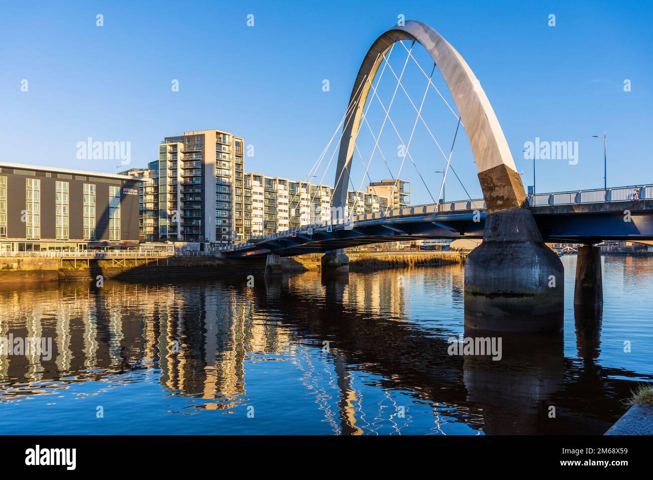 Glasgow Arc Bridge, auch bekannt als Squinty Bridge, weil sie den Fluss Clyde schräg überquert. Glasgow, Schottland, Großbritannien Stockfoto