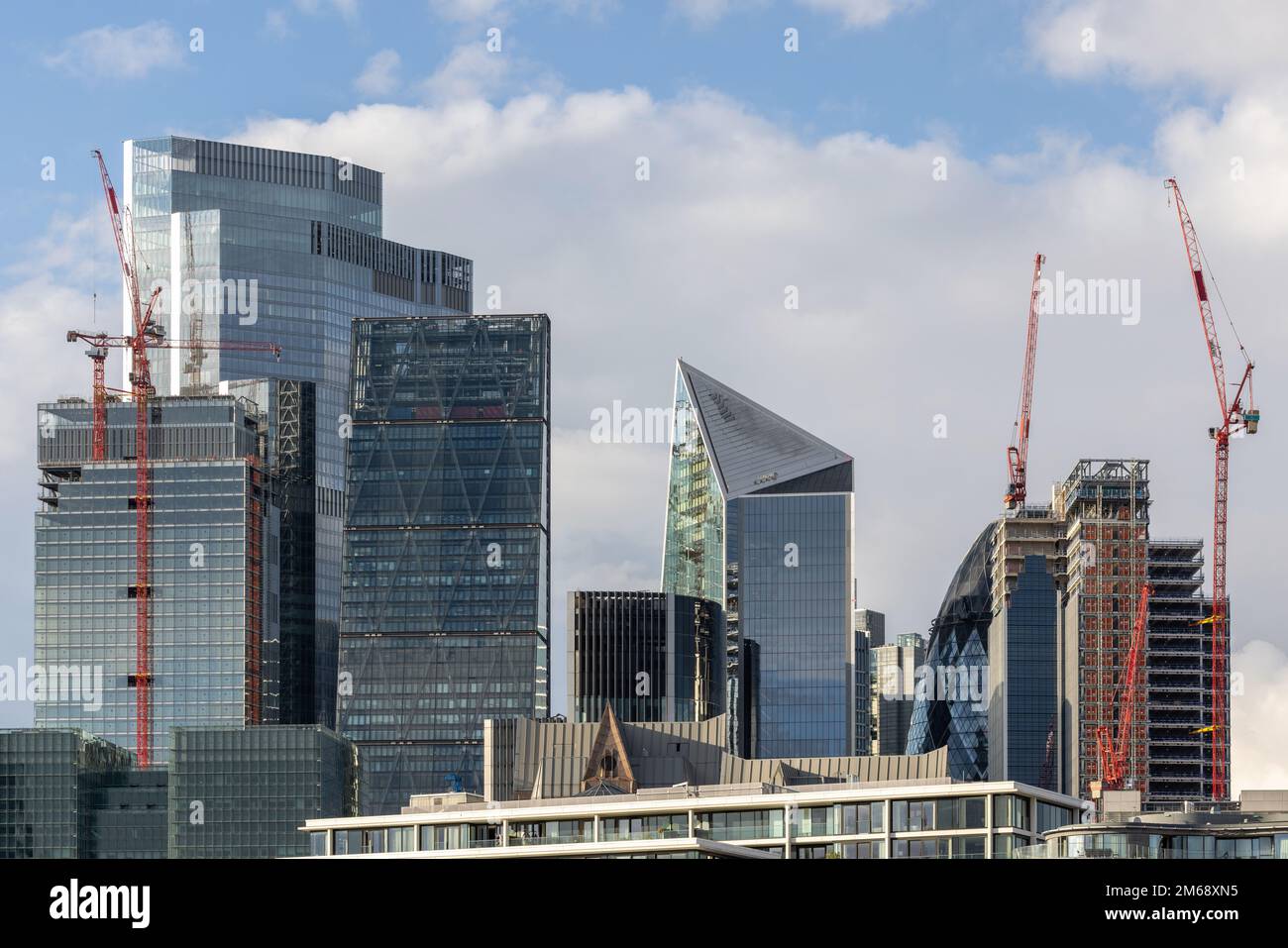 Moderne Stahl- und Glastürme und -Gebäude, mehrstöckige Büroflächen, die in London, Großbritannien, nach oben reichen Stockfoto