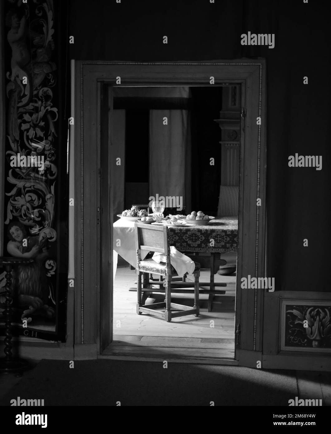 Ein vertikales Bild des aristokratischen Speisesaals in der schwedischen Burg Stockfoto