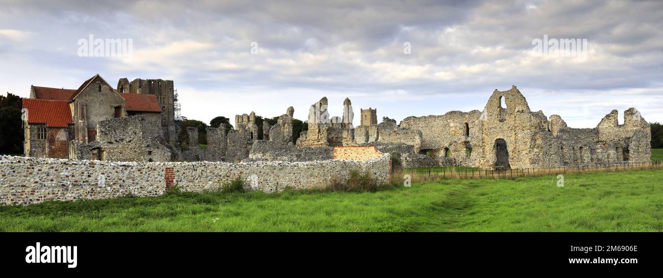 Blick auf die Ruinen von Castle Acre Priory, Castle Acre Village, North Norfolk, England, Großbritannien Stockfoto