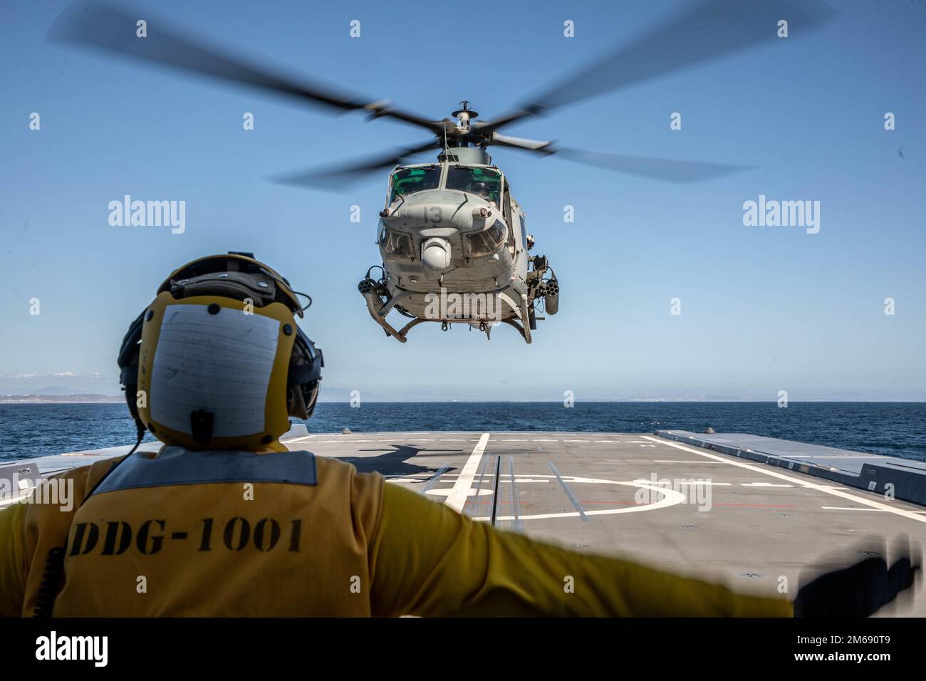 EIN USAMERIKANISCHER Navy Sailor mit der USS Michael Monsoor (DDG 1001