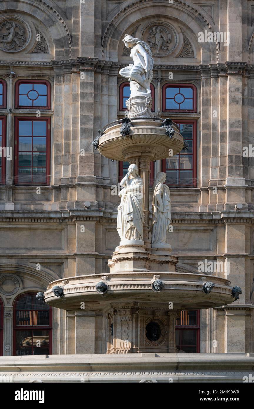 Blick auf einen Brunnen vor der Wiener Staatsoper, der Wiener Staatsoper in Wien, Österreich. Stockfoto