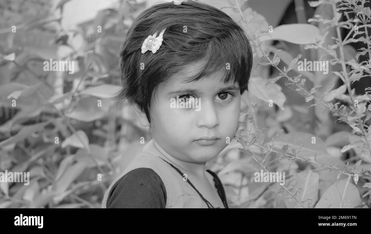 Rahim Yar khan, Punjab, Pakistan- 24. Januar 2023: Wunderschönes Porträt eines kleinen süßen Mädchens. Nahaufnahme eines Mädchens. Stockfoto