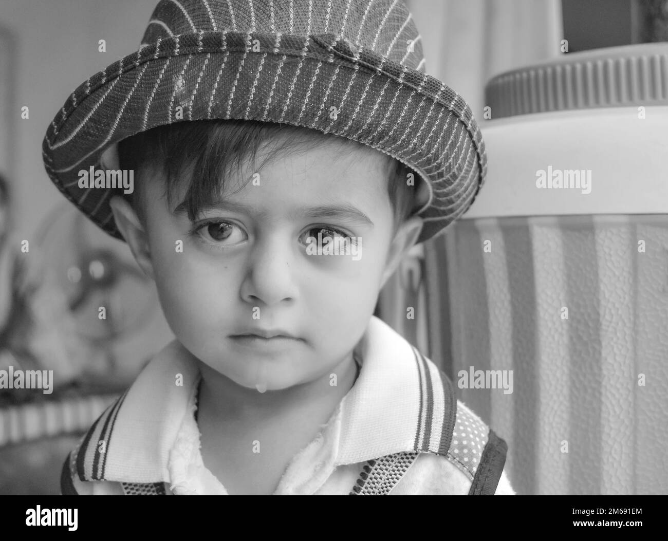 Punjab, Pakistan - 5. Januar 2022: Wunderschönes Porträt eines pakistanischen Teenagers mit verschwommenem Hintergrund. Nahaufnahme eines Jungen. Stockfoto