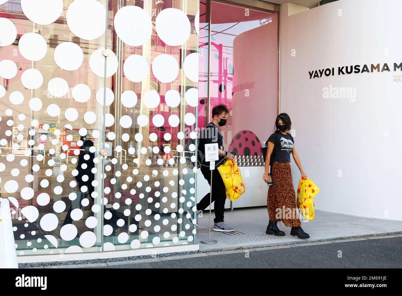 TOKIO, JAPAN - 12. November 2022: Blick auf die Vorderseite des Yayoi Kusama Museums in Tokio. Stockfoto