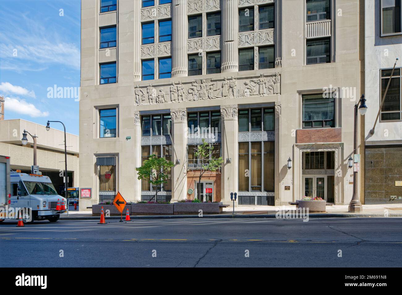 Buffalo Industrial Bank, auch bekannt als Court Street Office Building 17, ist ein mittelhohes Gebäude im Art déco-Stil mit Kalkstein, das 1929 von Bley & Lyman entworfen wurde. Stockfoto