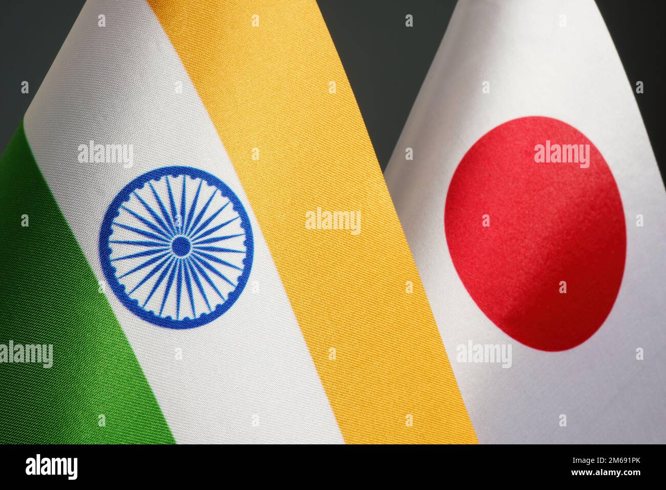Flaggen Indiens und Japans als Konzept der Diplomatie. Stockfoto