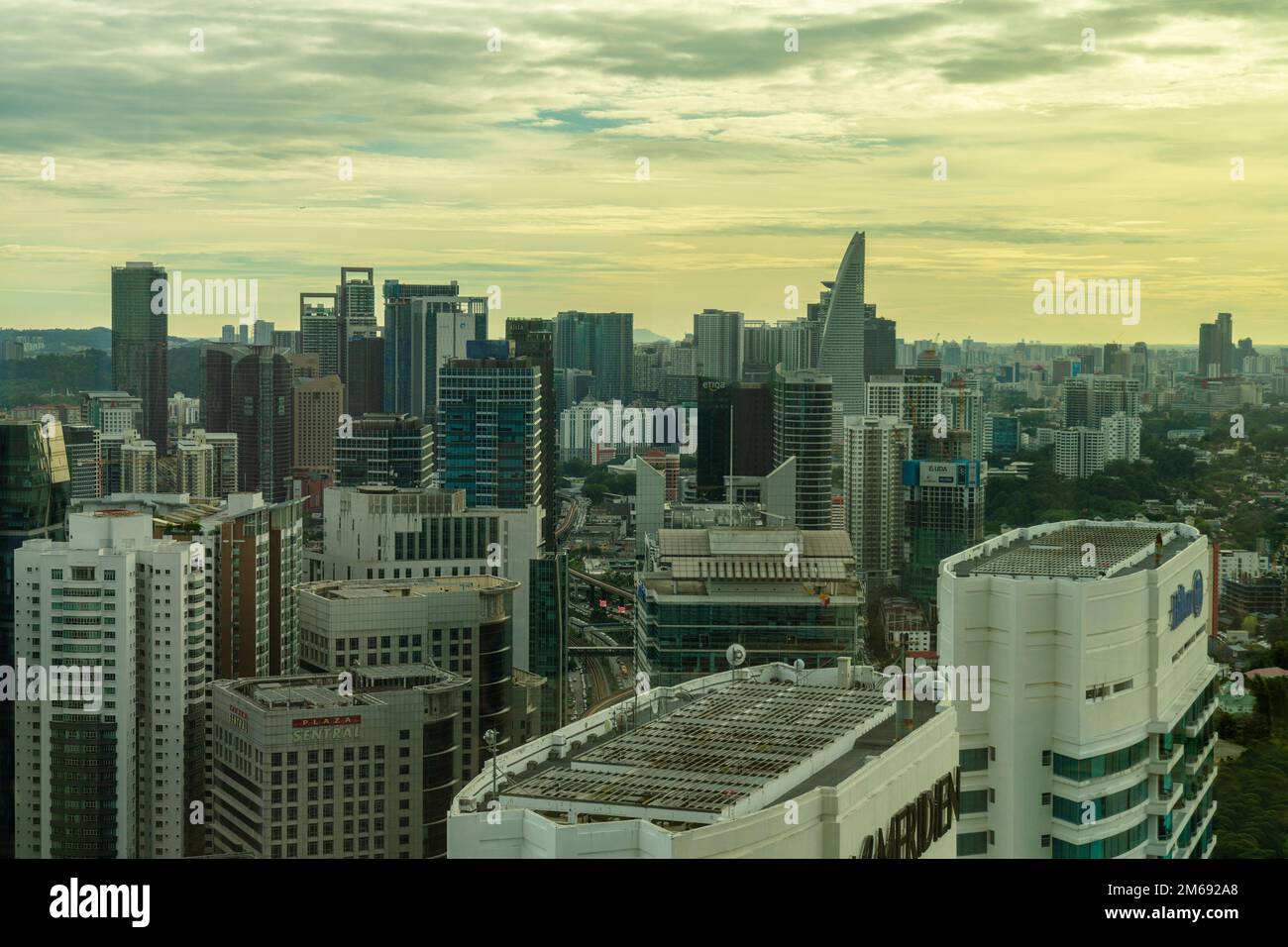 Ein Luftblick auf das Stadtbild von Kuala Lumpur, Malaysia bei Sonnenuntergang Stockfoto