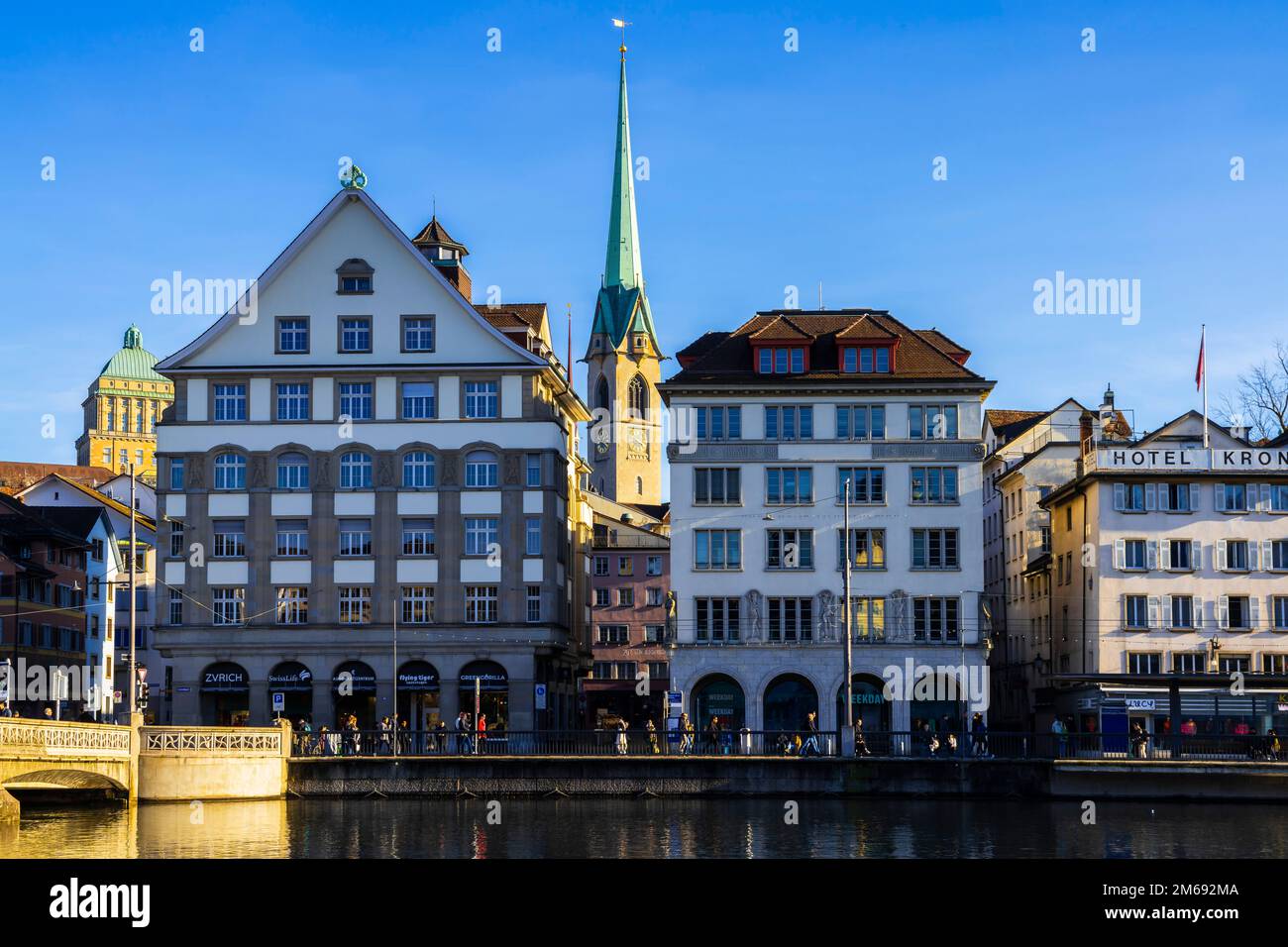 Blick auf Limmatquai und den Turm der Predigerchurch. Zürich. Predigerkirche ist eine der vier wichtigsten Kirchen der Altstadt von Zürich, Schweiz. Stockfoto