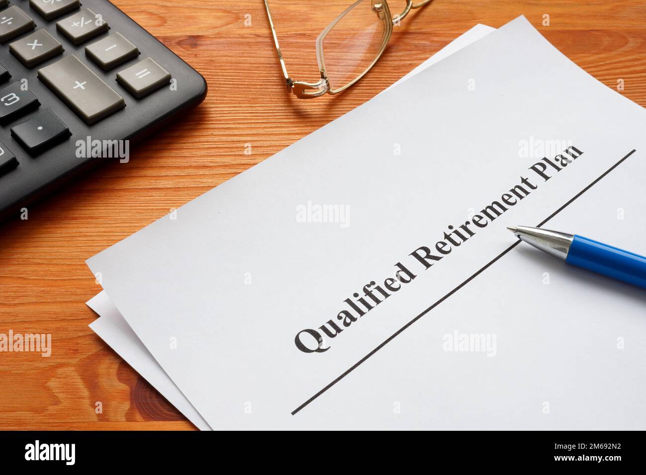 Qualifizierter Ruhestandsplan, Taschenrechner und Brille. Stockfoto