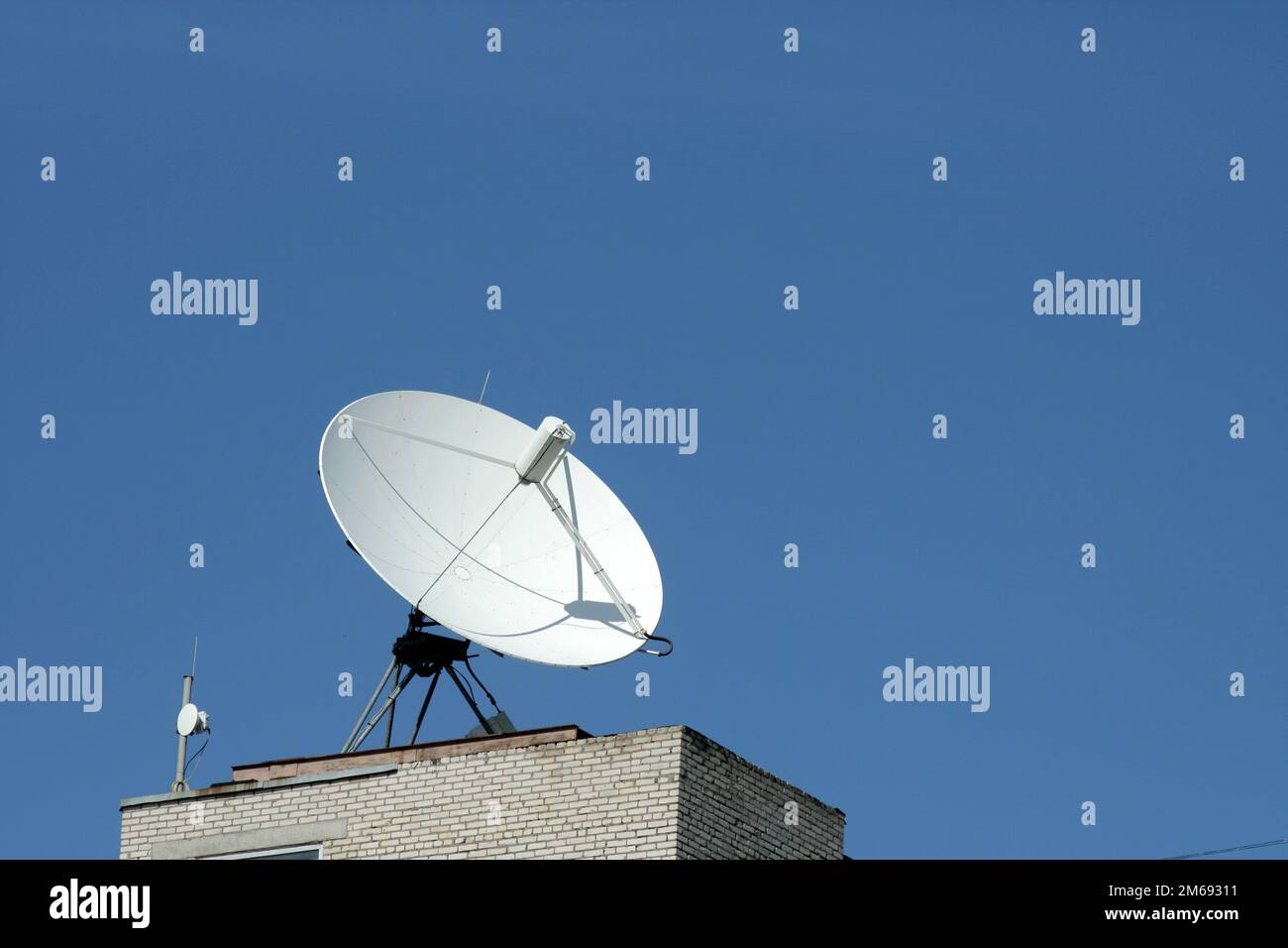 Antenne auf blauem Himmelshintergrund 2 Stockfoto