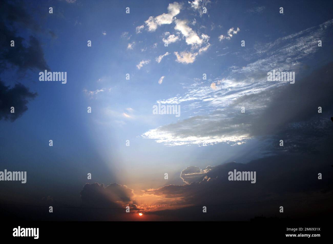 Parabel der Sonnenstrahlen Stockfoto