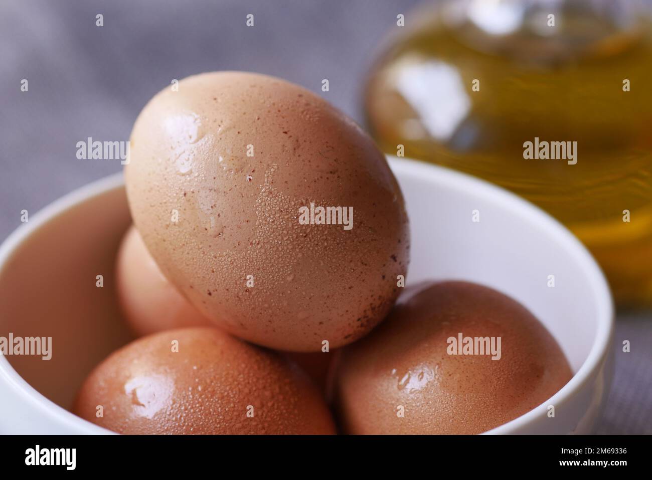 Nahaufnahme der Eier in einer Schüssel. Stockfoto