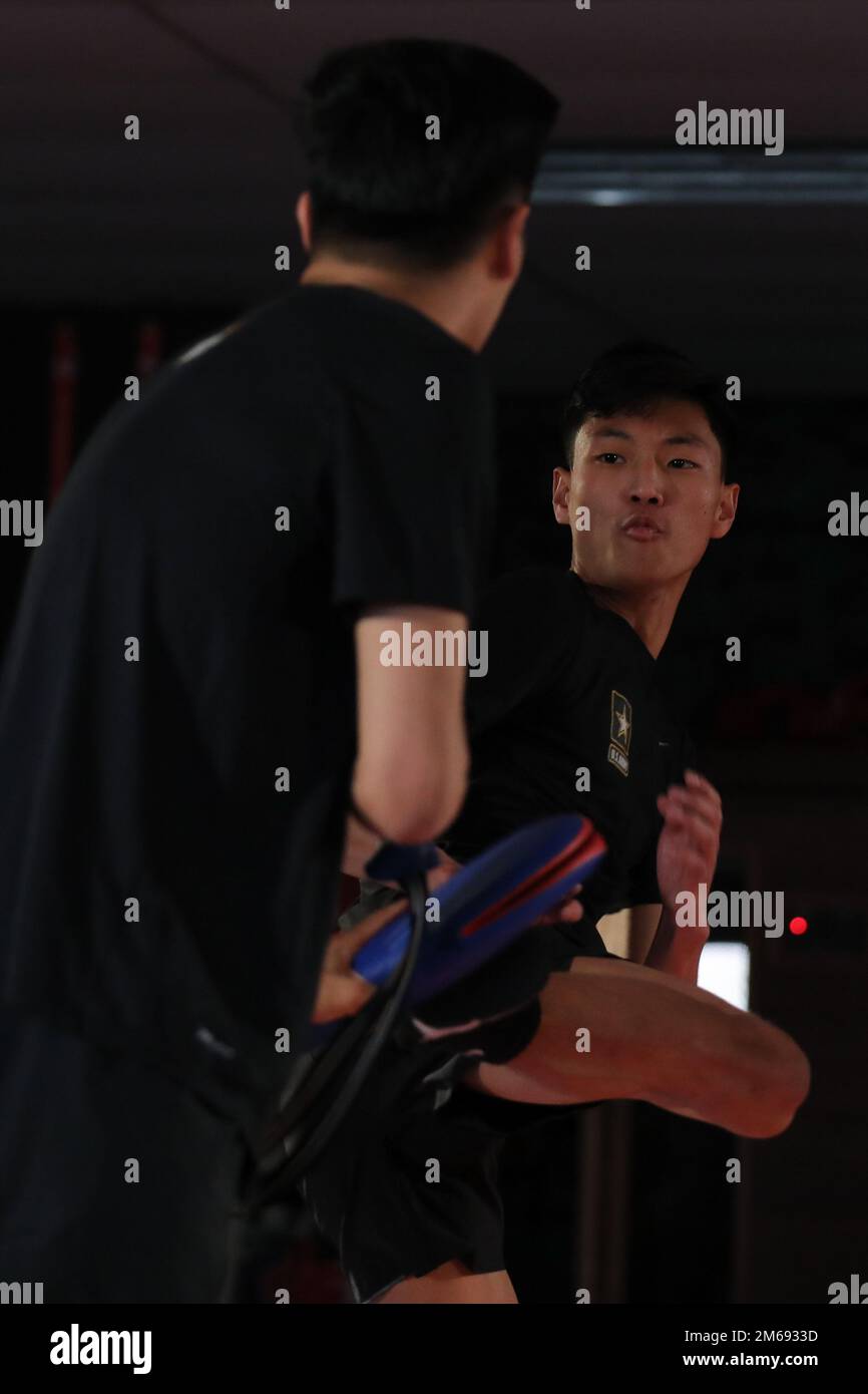 Taekwondo Soldier-Athleten, die den USA zugeteilt wurden Army World Class Athlete Program, Fort Carson, Colorado, trainiert für die Taekwondo PanAmerican Championships, die vom 3. Bis 5. Mai 2022 in der Dominikanischen Republik stattfinden. Drei Taekwondo-Athleten haben sich für die Panamerikanische Meisterschaft qualifiziert, und bis jetzt wurden zwei für die Weltmeisterschaft ausgewählt. Stockfoto