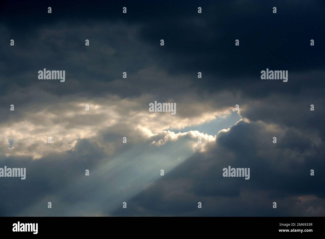 Ein Sonnenstrahl zwischen den Wolken Stockfoto