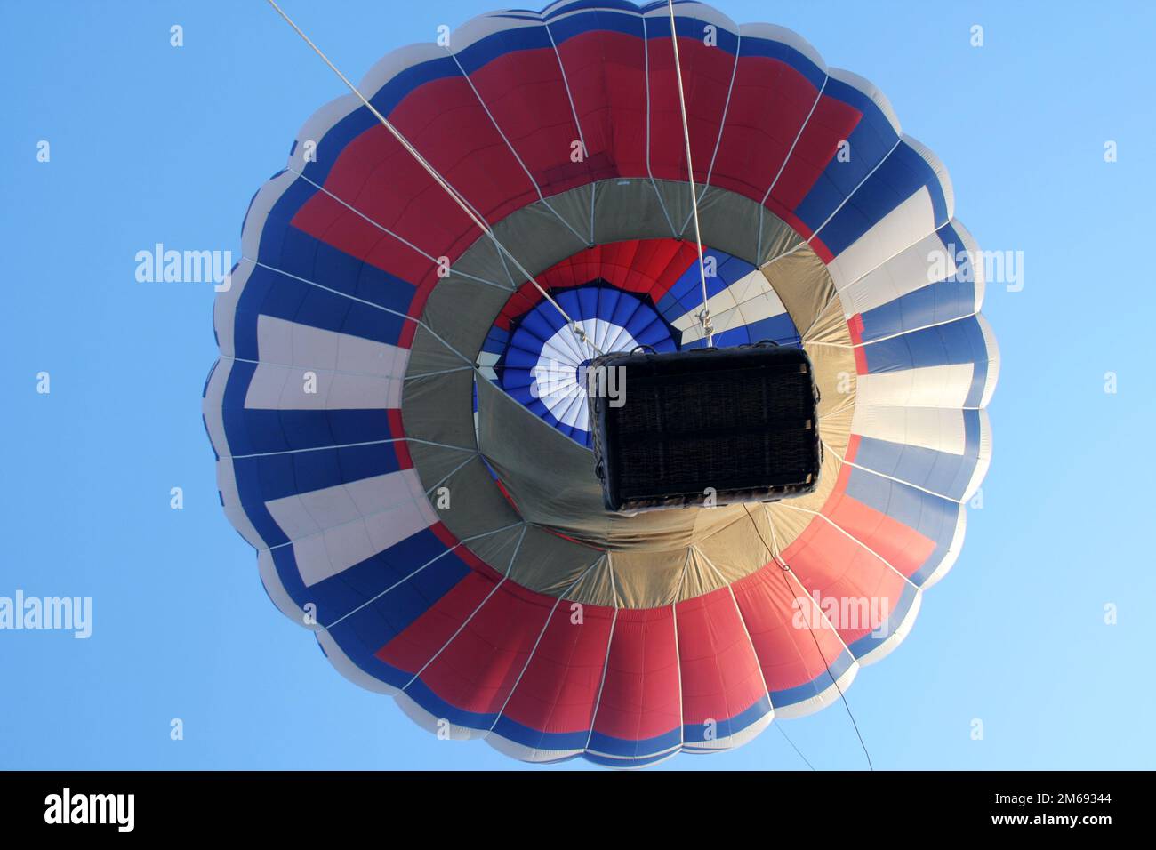 Heißluftballon mit Korb erhebt sich am Himmel 3 Stockfoto