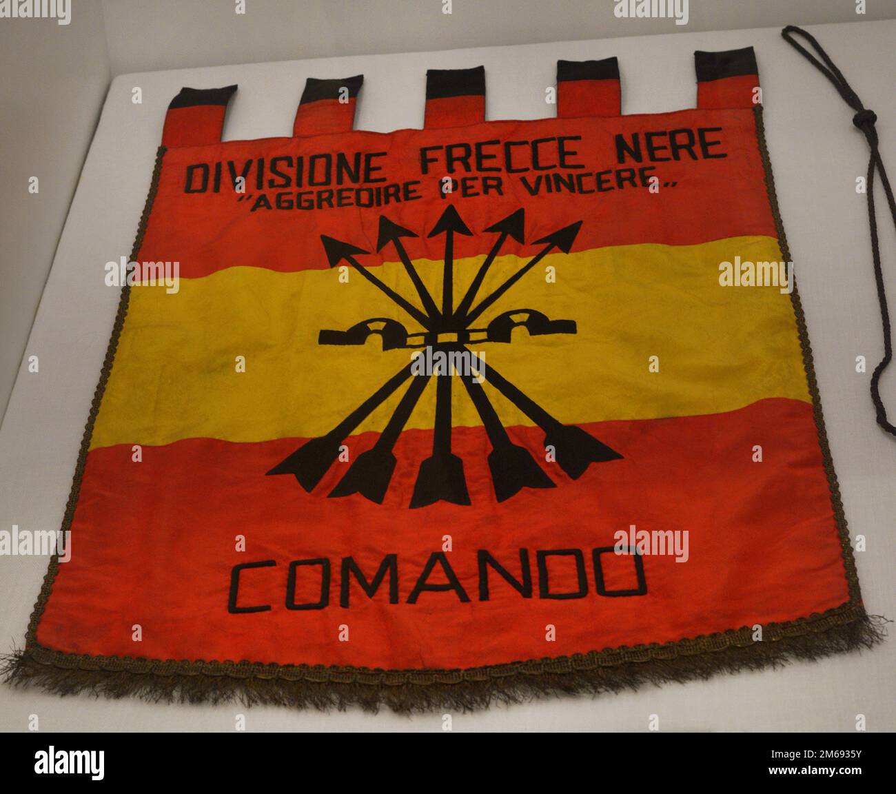 Spanischer Bürgerkrieg (1936-1938). Banner des Befehlshabers der Black Arrows Division (Flechas Negras Division), 1938. Seide, Baumwolle und Metallfäden. Armeemuseum. Toledo, Spanien. Stockfoto