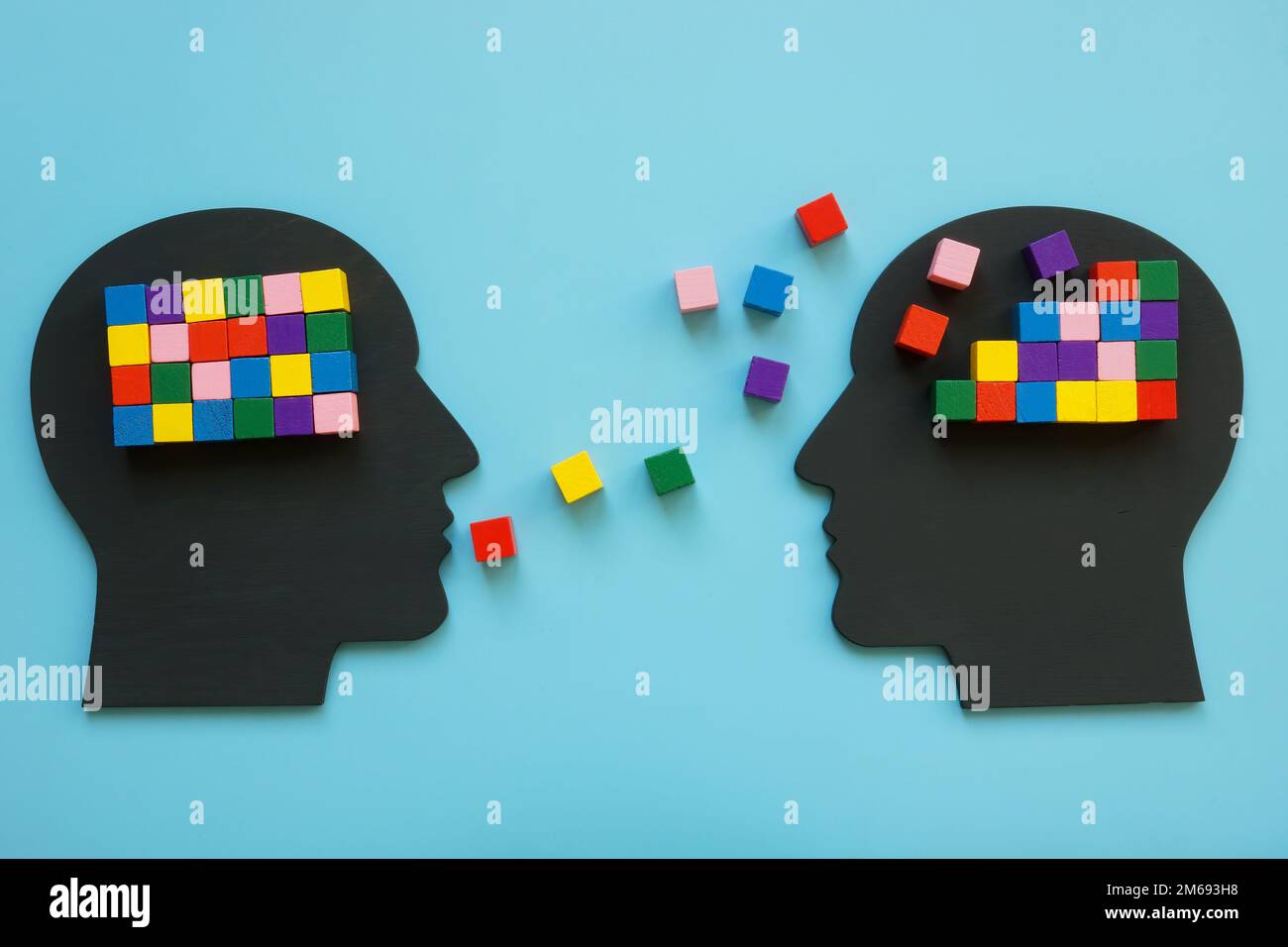Köpfe mit bunten Würfeln als Symbol für Mentoring und Psychotherapie. Stockfoto