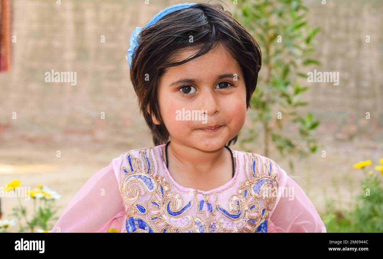 Punjab, Pakistan - 5. Januar 2023: Wunderschönes Porträt eines kleinen süßen Mädchens mit verschwommenem Hintergrund und selektivem Fokus. Nahaufnahme eines Mädchens. Stockfoto