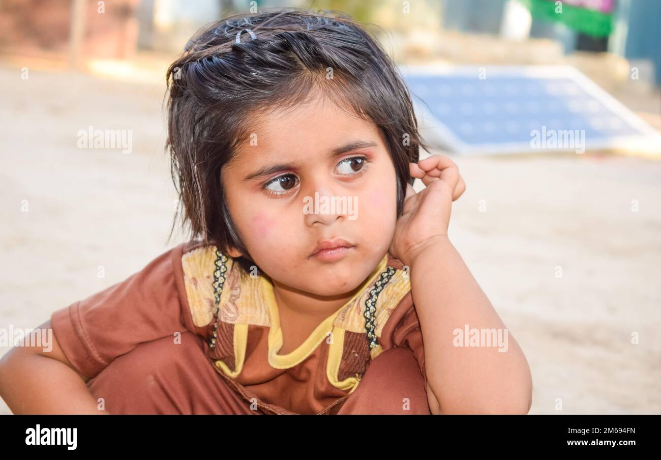 Punjab, Pakistan - 5. Januar 2023: Wunderschönes Porträt eines kleinen süßen Mädchens mit verschwommenem Hintergrund und selektivem Fokus. Nahaufnahme eines Mädchens. Stockfoto