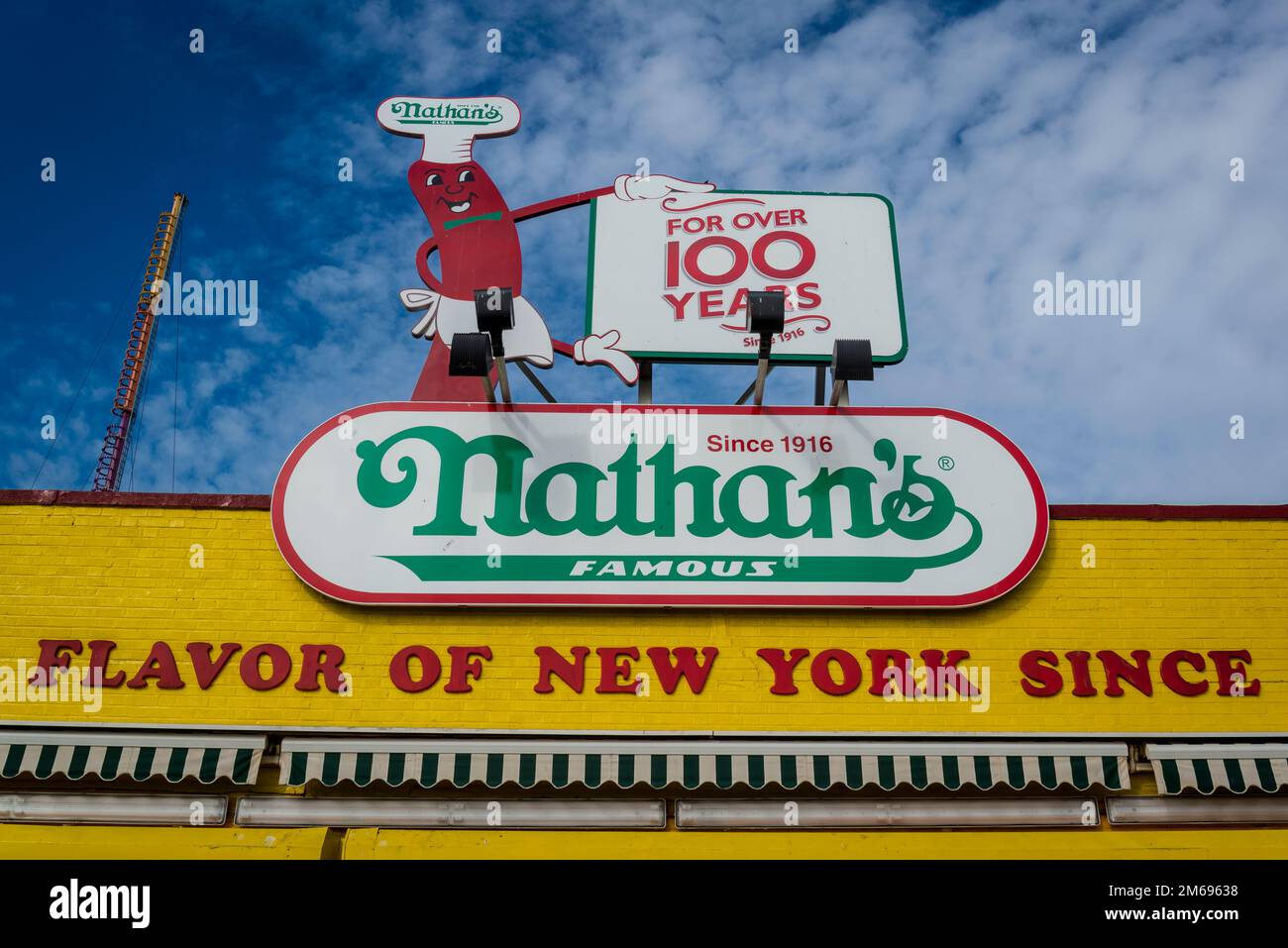 Nathan's Famous, ein historisches Fast-Food-Diner, spezialisiert auf Hotdogs auf dem Riegelmann Boardwalk auf Coney Island, Brooklyn, New York City, USA Stockfoto
