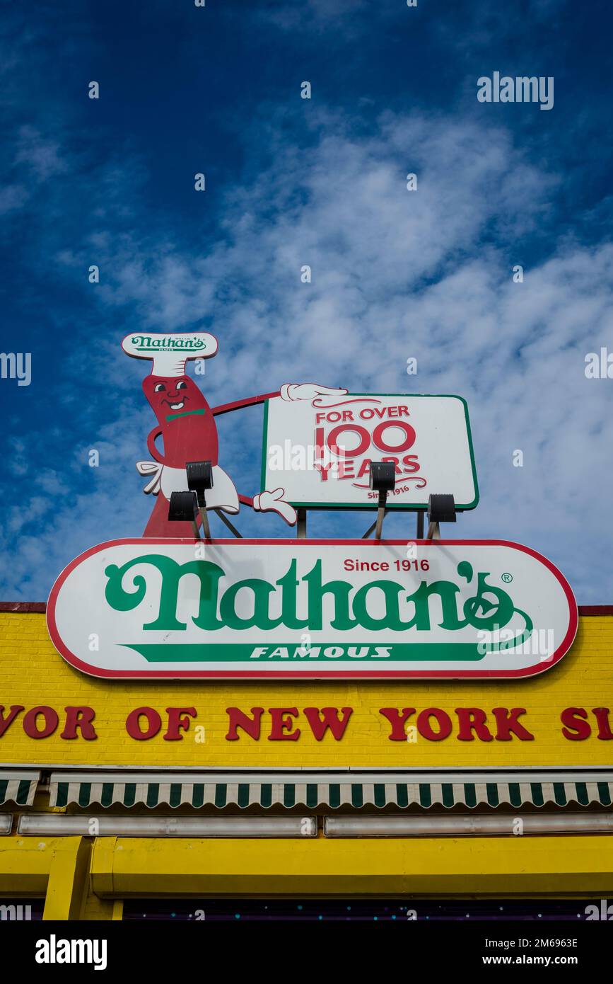 Nathan's Famous, ein historisches Fast-Food-Diner, spezialisiert auf Hotdogs auf dem Riegelmann Boardwalk auf Coney Island, Brooklyn, New York City, USA Stockfoto