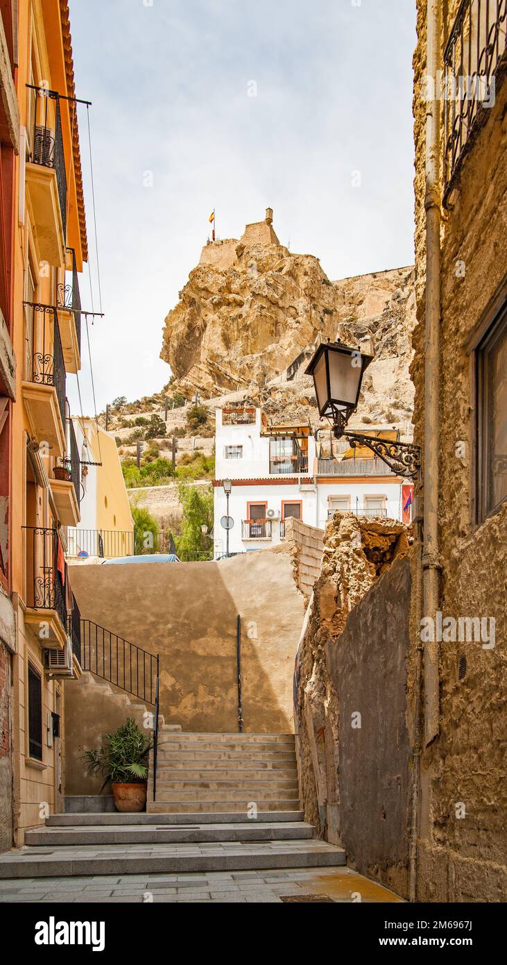 Alte Straße bergauf in Alicante und Festung auf dem Felsen, Spanien Stockfoto