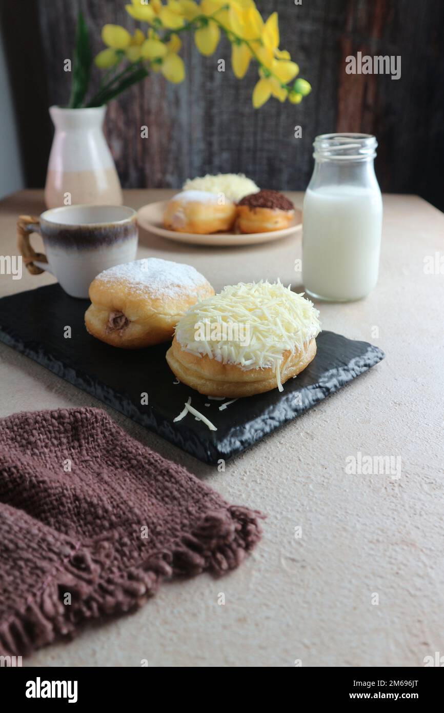 Mini-Brötchen mit verschiedenen Füllungen Stockfoto