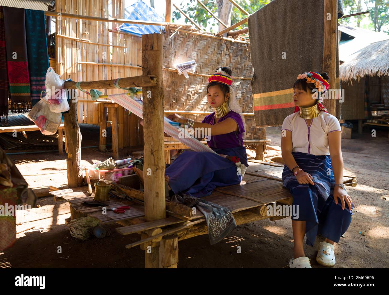 Chiang Mai, Thailand. 13. November 2022: Das Dorf Karen der langhalsigen Frauen. Bergstammdörfer. Es ist ein wichtiges Reiseziel in Thailand Stockfoto