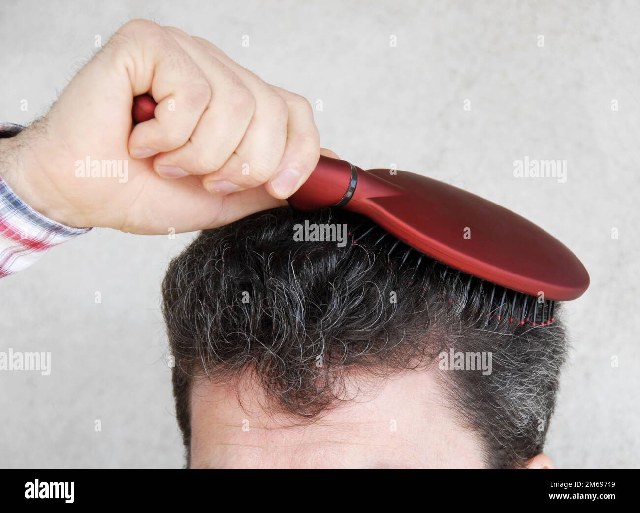 Mann, die Haare Bürsten Stockfoto