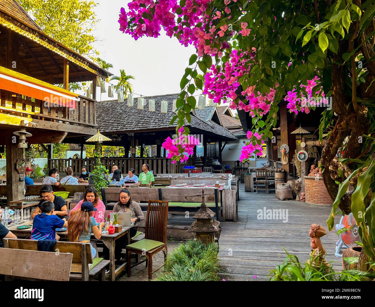 Chiang Mai, Thailand, Crowd People teilen Mahlzeiten an Tischen auf der Terrasse im traditionellen thailändischen Restaurant im Freien, 'Baanrai Yarmyen » Sharing Teller Restaurant Stockfoto