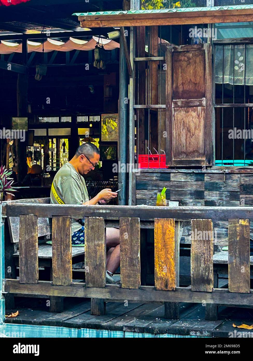 Chiang Mai, Thailand, chinesische Touristen essen auf der Terrasse im traditionellen thailändischen Restaurant, 'Baanrai Yarmyen' Stockfoto