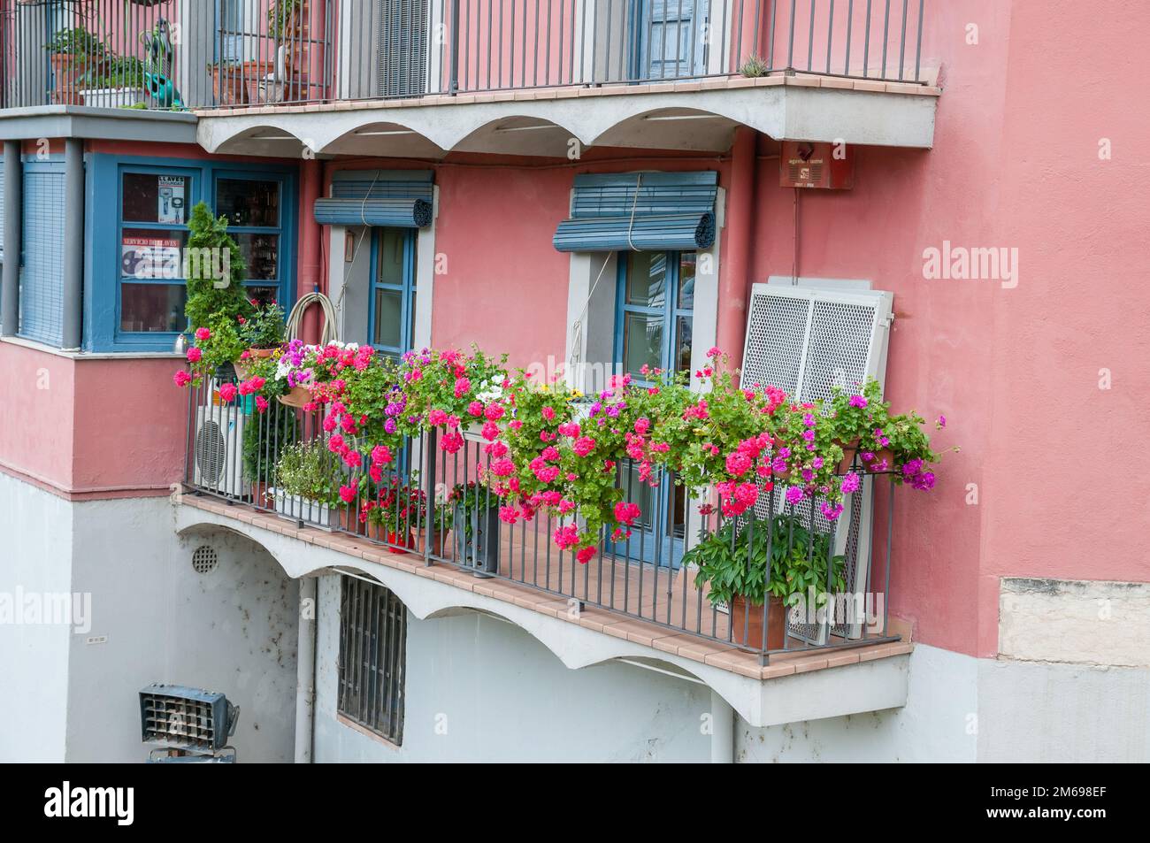 Balkon mit Blumen, die Häuser am Fluss Onyar, Girona, Katalonien, Spanien Stockfoto