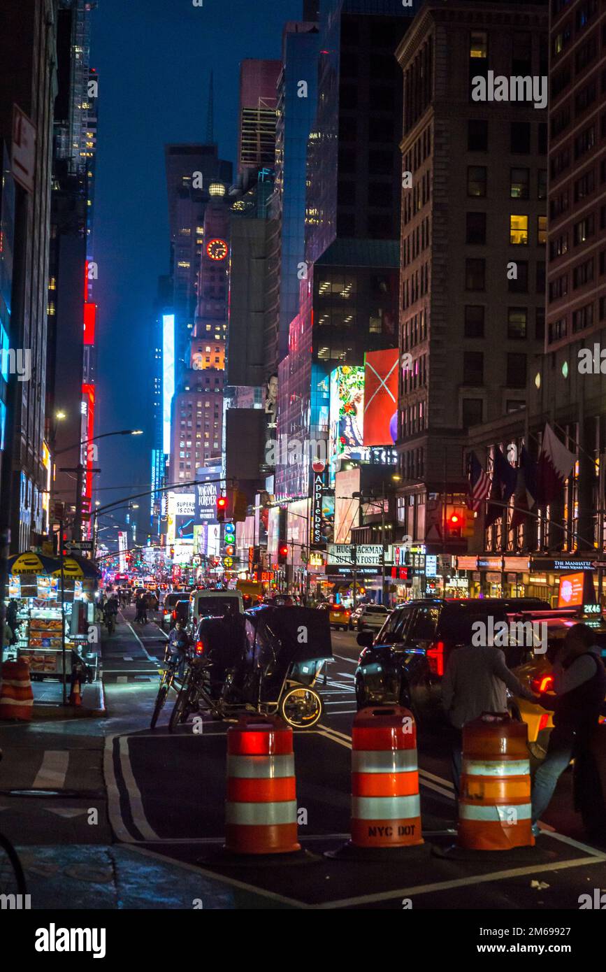 Nachtverkehr auf der 6. Avenue, Midtown Manhattan, New York City, USA Stockfoto