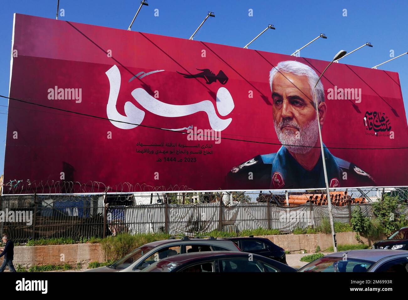 Poster des iranischen Militäroffiziers Qasem Soleimani, Beirut, Libanon, Januar 3 2023. Soleimani wurde am 3. Januar 2020 durch einen US-Drohnenangriff im Irak in der Nähe des internationalen Flughafens Bagdad getötet. (Foto: Elisa Gestri/SIPA USA) Stockfoto