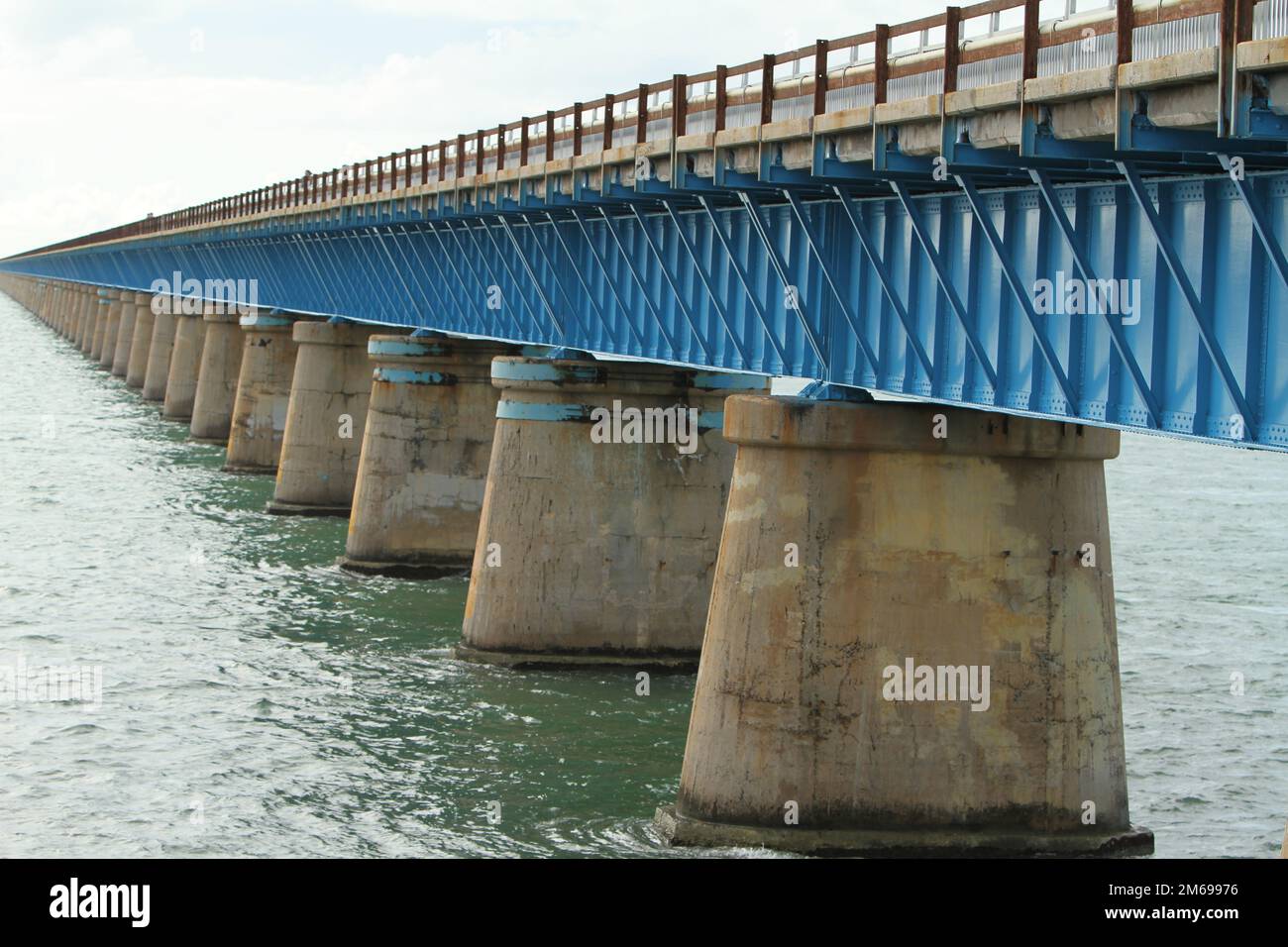 Die 7 km lange Brücke ist berühmt in den Florida Keys Stockfoto
