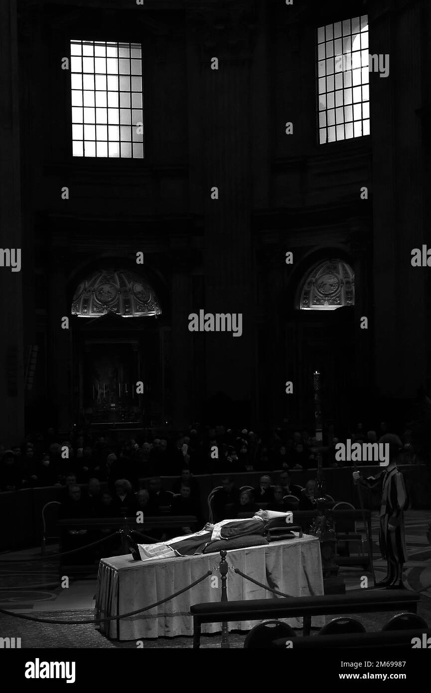 Vatikanstadt, Vatikanstadt. 02. Januar 2023. Die Leiche des verstorbenen Papstes Emeritus Benedict XVI liegt im Bundesstaat St. Petersdom im Vatikan, Montag, 2. Januar 2023. Kredit: dpa/Alamy Live News Stockfoto