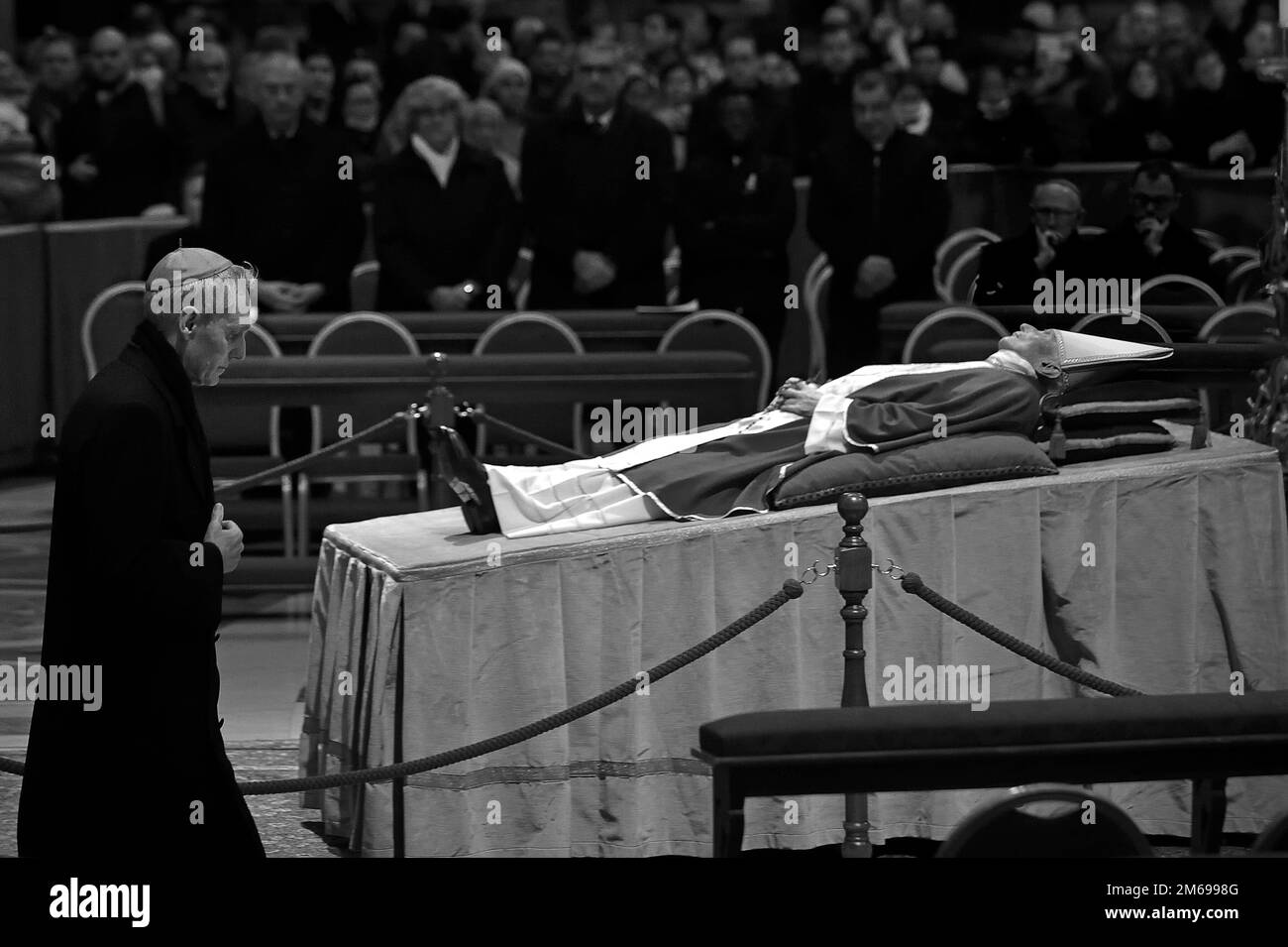 Vatikanstadt, Vatikanstadt. 02. Januar 2023. Monsignor Georg Gaenswein. Der Leichnam des verstorbenen Papstes Emeritus Benedict XVI liegt im Bundesstaat St. Petersdom im Vatikan, Montag, 2. Januar 2023. Kredit: dpa/Alamy Live News Stockfoto