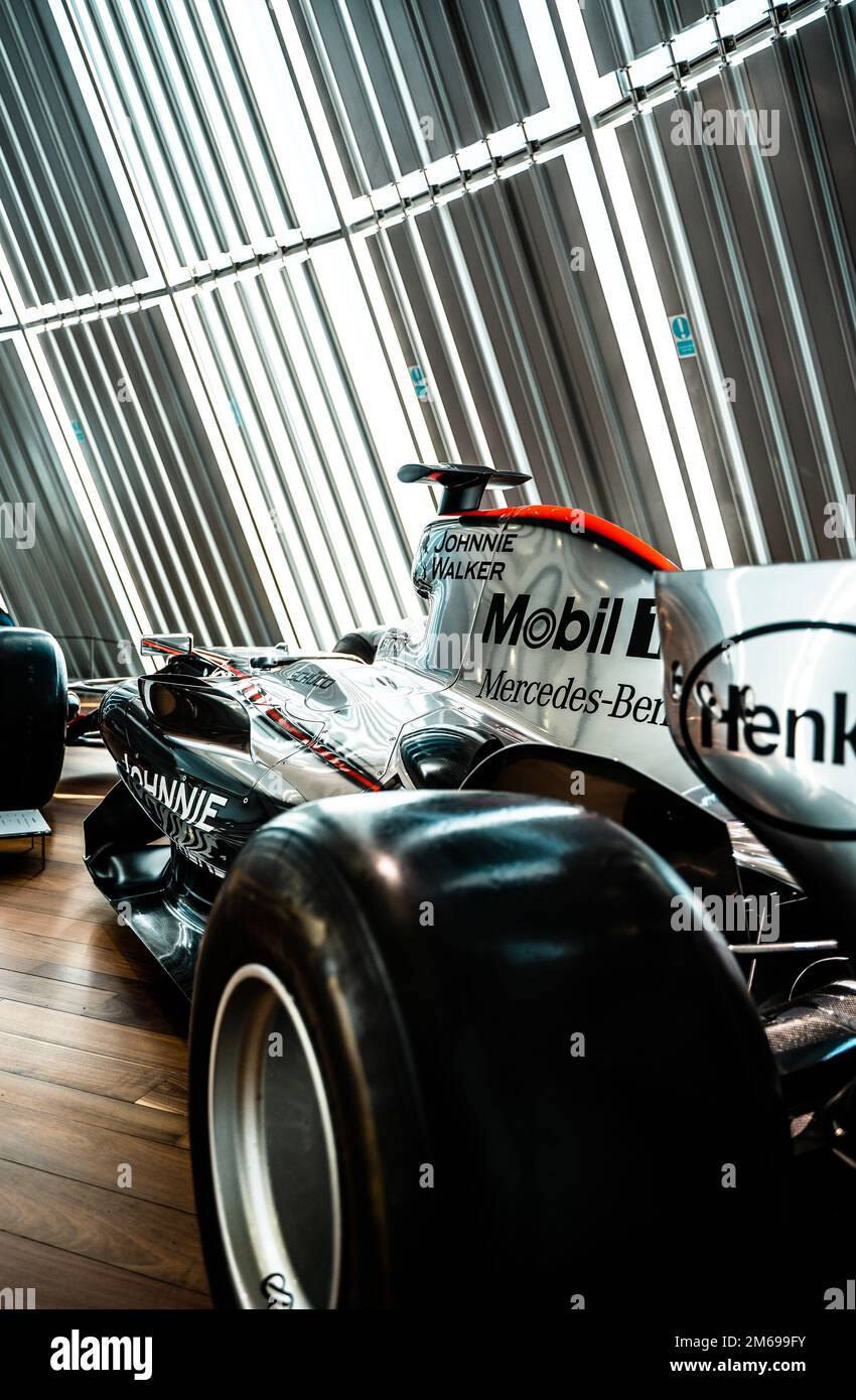 Eine Nahaufnahme des Rennwagens McLaren MP4-22 in der Mercedes Benz World Stockfoto