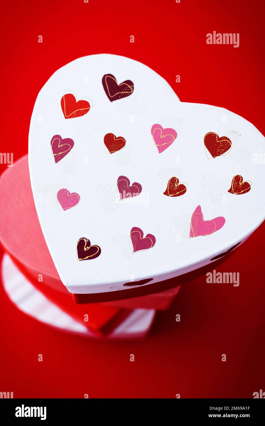 Herzförmige Boxen mit rosa und roten Herzen Stockfoto