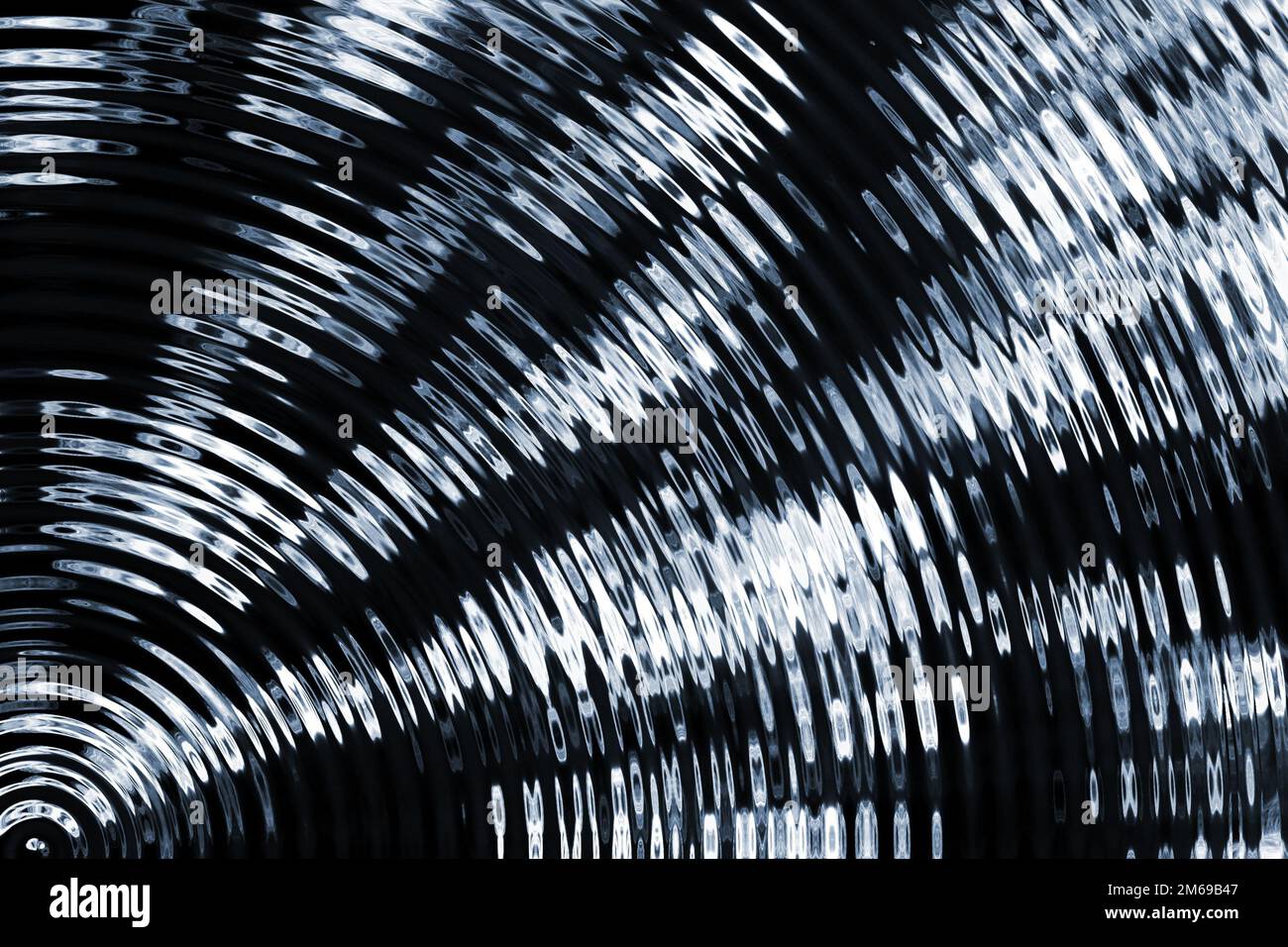 Lichtflecken auf der Wasseroberfläche. Stockfoto