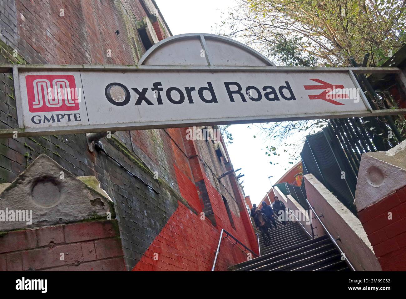 Klettern Sie ins Stadtzentrum, bis zum Bahnhof Manchester Oxford Road, von der Wakefield Street Stockfoto