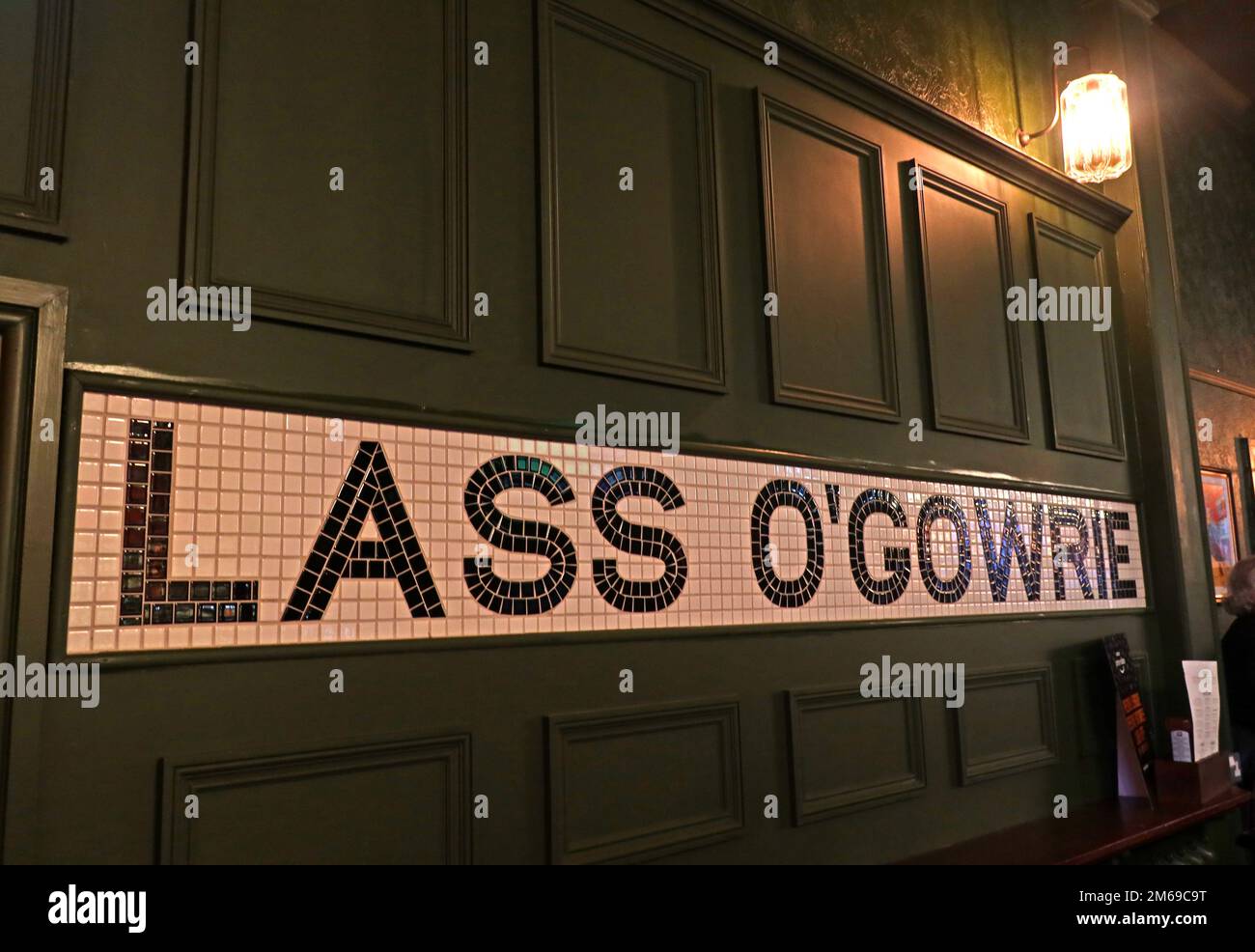 Lass o'Gowie Pub, 36 Charles St, Manchester, England, Vereinigtes Königreich, M1 7dB - Name in Mosaikfliesen Stockfoto