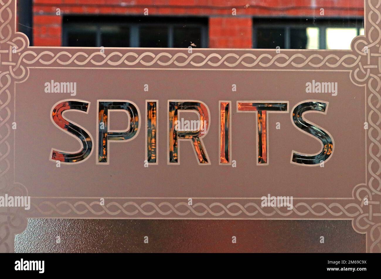 Traditionelles viktorianisches Pubfenster, Spirits, im Lass O Gowrie, 36 Charles Street, Manchester, England, Großbritannien, M1 7DB Stockfoto