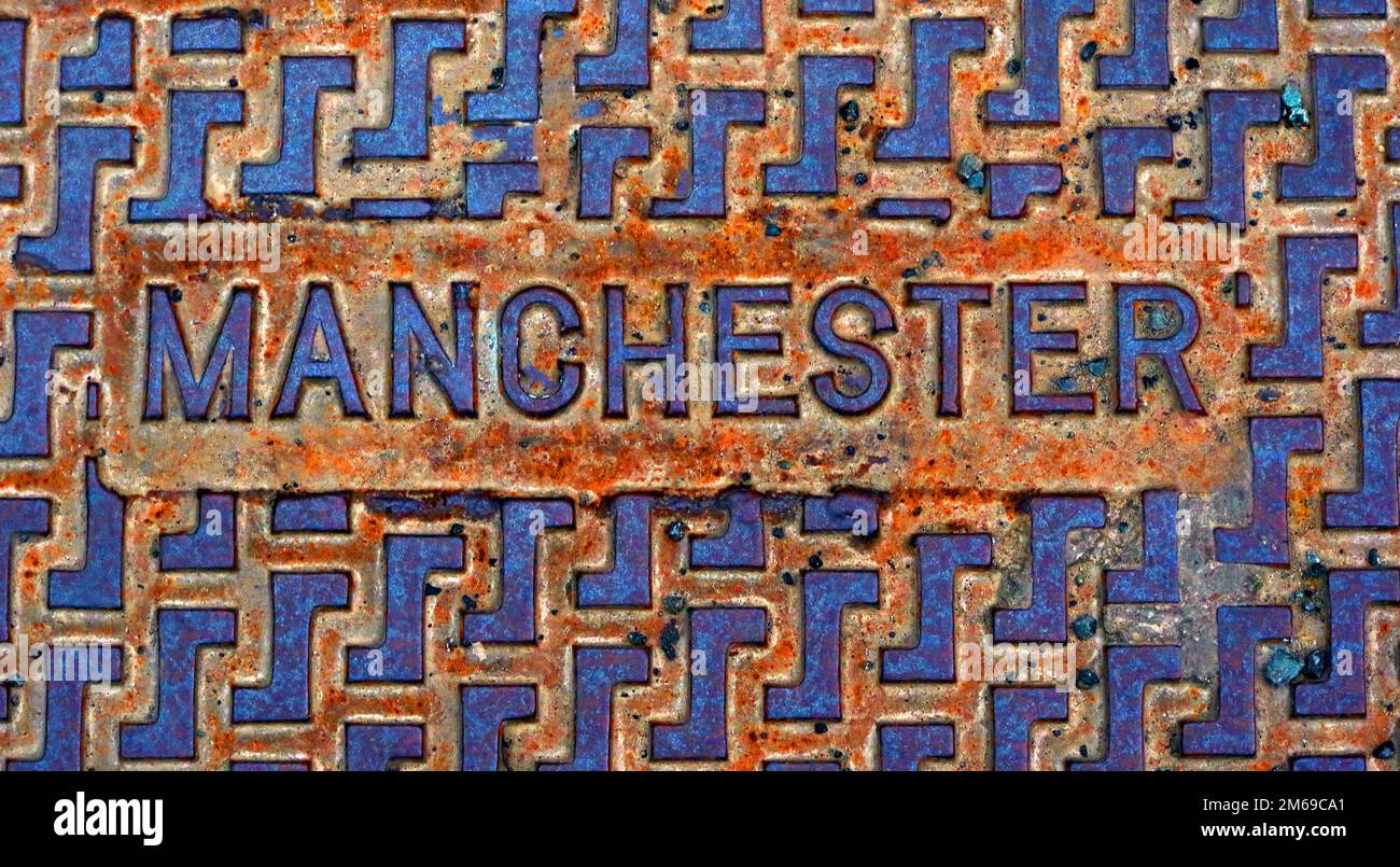 Geprägtes Gitter aus rostigem Manchester-Gusseisen, Straßenabdeckung Stockfoto